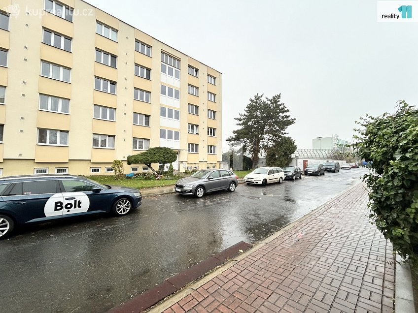 Pronájem bytu 4+1 75 m^2 U zastávky, Praha 12 