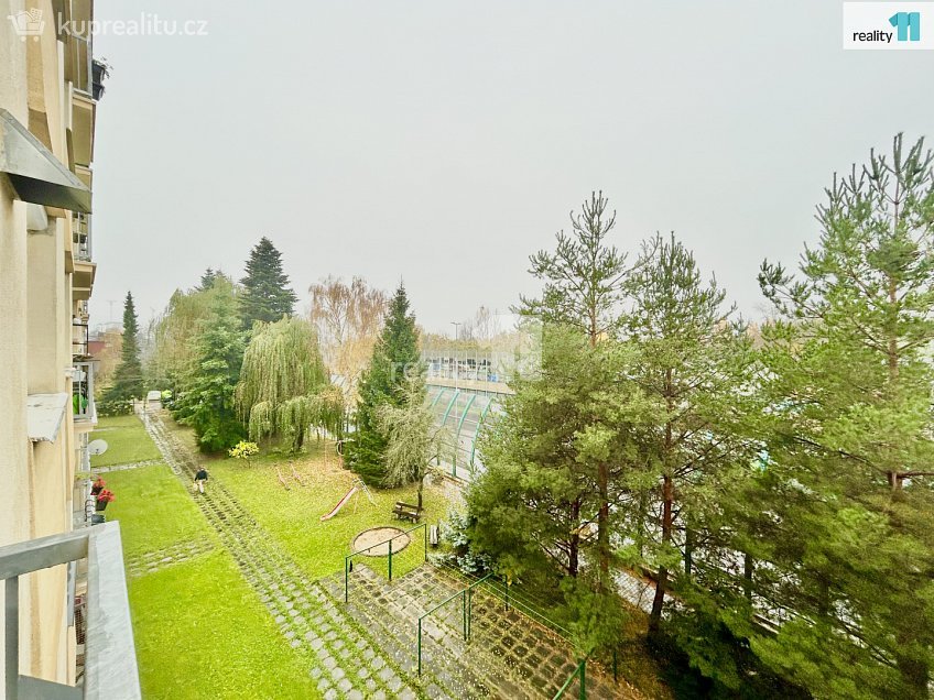 Pronájem bytu 4+1 75 m^2 U zastávky, Praha 12 