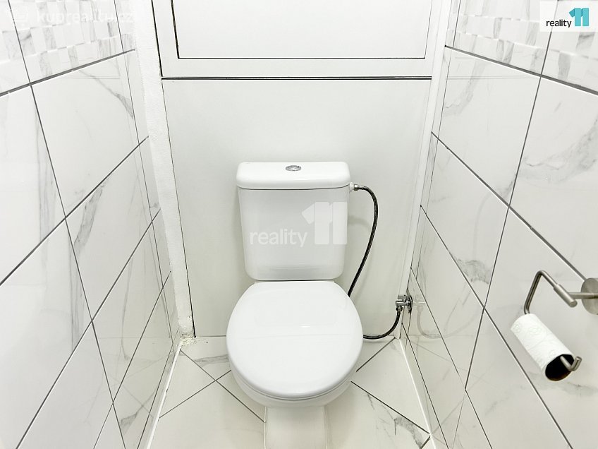 Pronájem bytu 4+1 75 m^2 U zastávky, Praha 12 