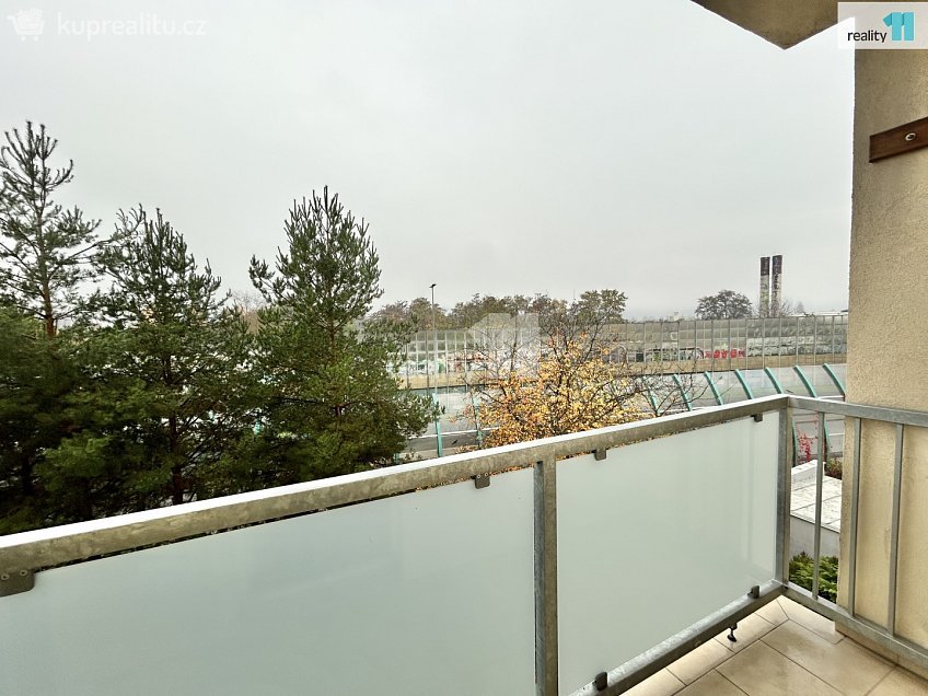 Pronájem bytu 4+1 75 m^2 U zastávky, Praha 12 