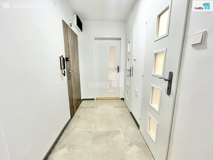 Pronájem bytu 4+1 75 m^2 U zastávky, Praha 12 