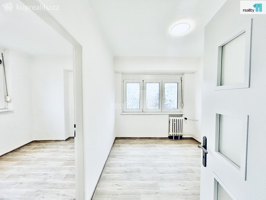 Pronájem bytu 4+1 75 m^2 U zastávky, Praha 12 