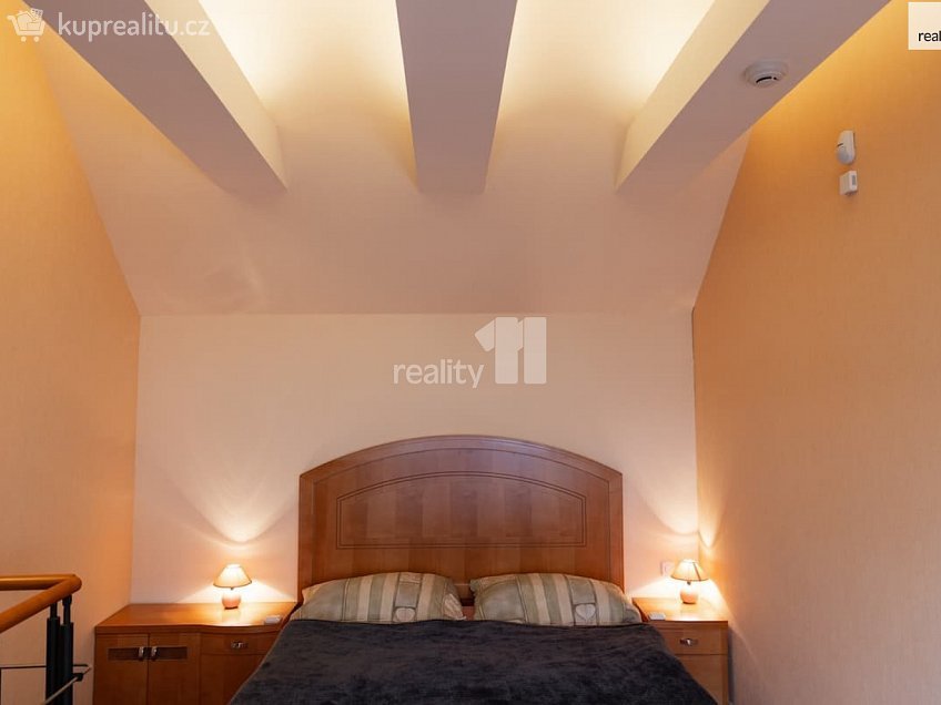 Pronájem bytu 2+kk 66 m^2 Samcova, Praha 1 