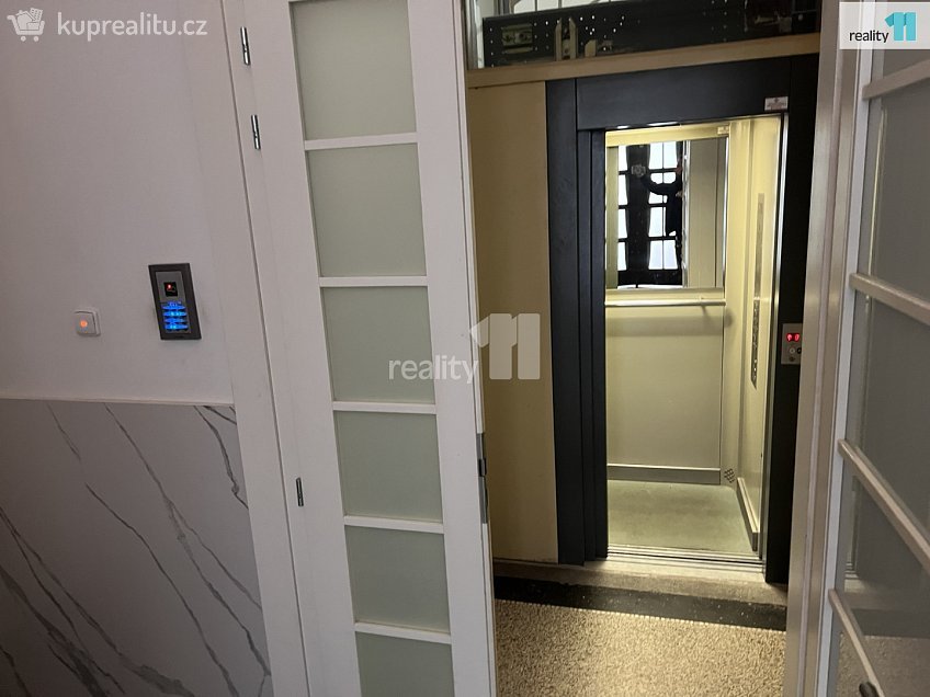 Pronájem bytu 2+kk 66 m^2 Samcova, Praha 1 