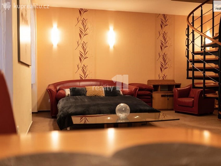 Pronájem bytu 2+kk 66 m^2 Samcova, Praha 1 