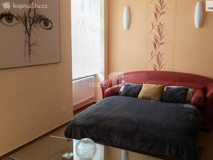 Pronájem bytu 2+kk 66 m^2 Samcova, Praha 1 