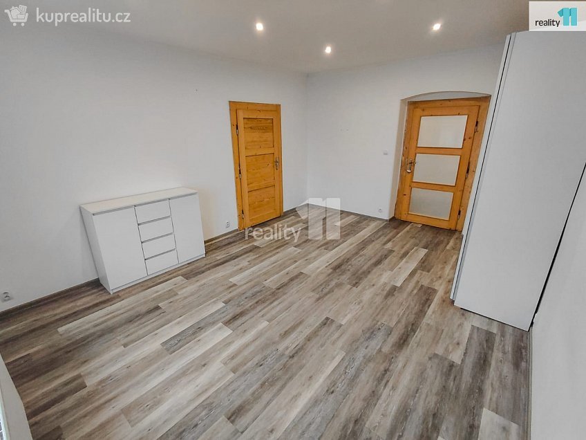 Prodej bytu 2+1 80 m^2 Májová, Cheb 