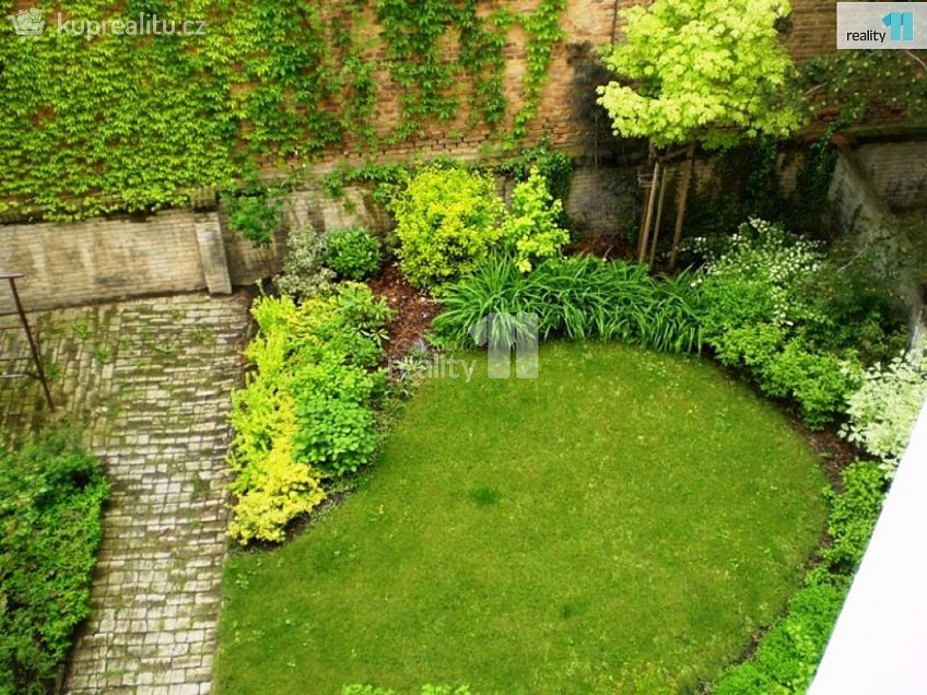 Pronájem bytu 1+kk 18 m^2 Na bitevní pláni, Praha 4 