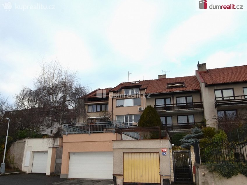 Pronájem bytu 1+kk 27 m^2 Nad Palatou, Praha 5 