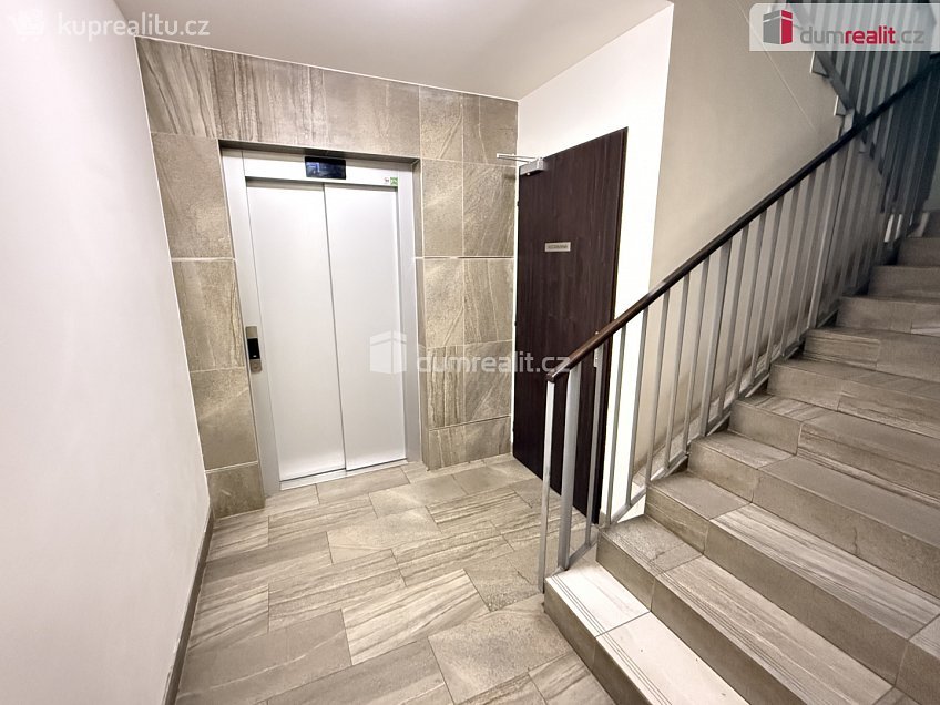 Pronájem bytu 1+kk 42 m^2 Toufarova, Praha-Řeporyje 