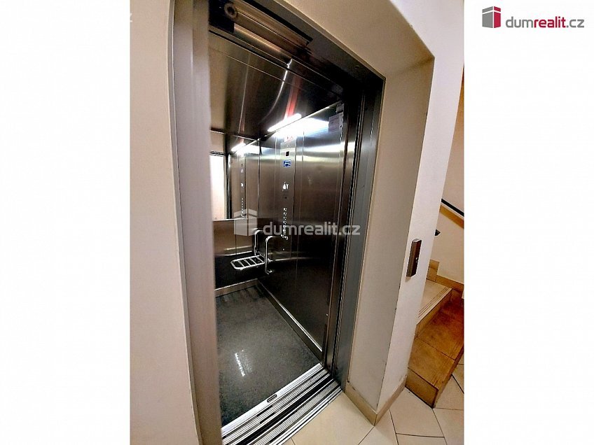 Prodej bytu 1+kk 37 m^2 Kadečkové, Praha 18 