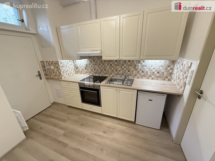 Pronájem bytu 1+kk 27 m^2 Drtinova, Praha 5 