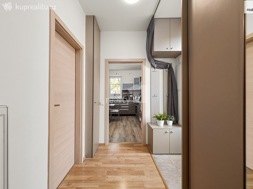 Prodej  rodinného domu 306 m^2 Školská, Cerhenice 