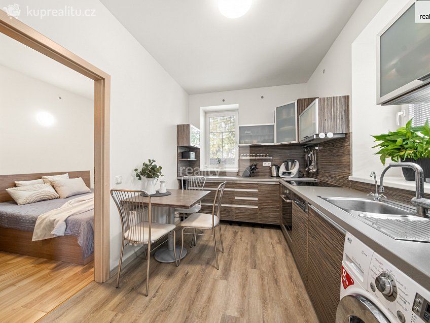 Prodej  rodinného domu 306 m^2 Školská, Cerhenice 