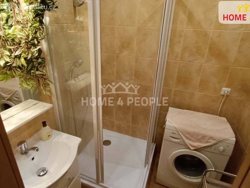 Pronájem bytu 2+1 51 m^2 náměstí Míru, Židlochovice 