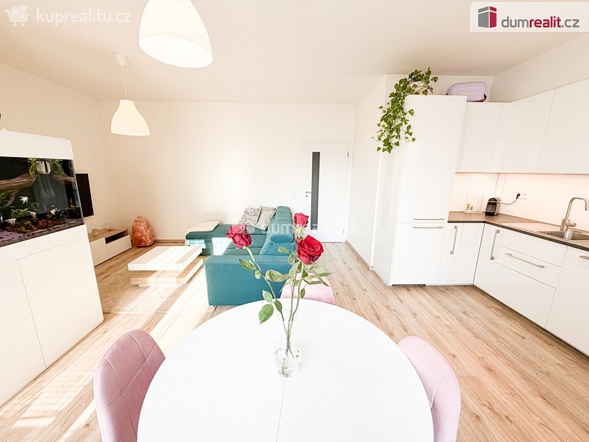 Pronájem bytu 3+kk 80 m^2 Saarinenova, Praha 9 