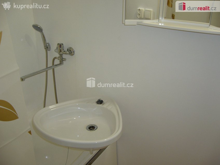 Pronájem bytu 3+1 67 m^2 Na Pěšině, Děčín 