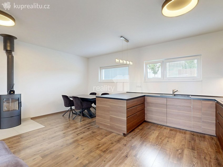 Pronájem  rodinného domu 136 m^2 Manželů Dostálových, Praha 14 