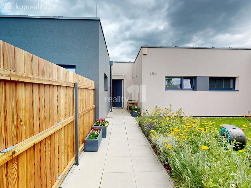 Pronájem  rodinného domu 136 m^2 Manželů Dostálových, Praha 14 