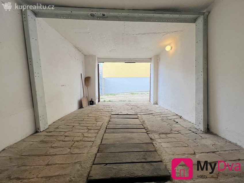 Pronájem  garáže 21 m^2 nám. Kpt. Otm. Chlupa, Znojmo 