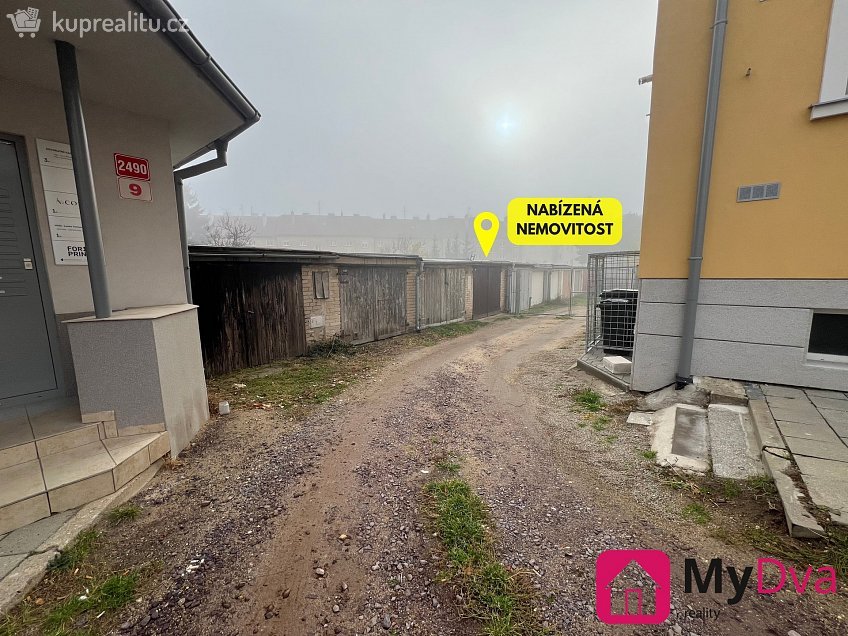 Pronájem  garáže 21 m^2 nám. Kpt. Otm. Chlupa, Znojmo 