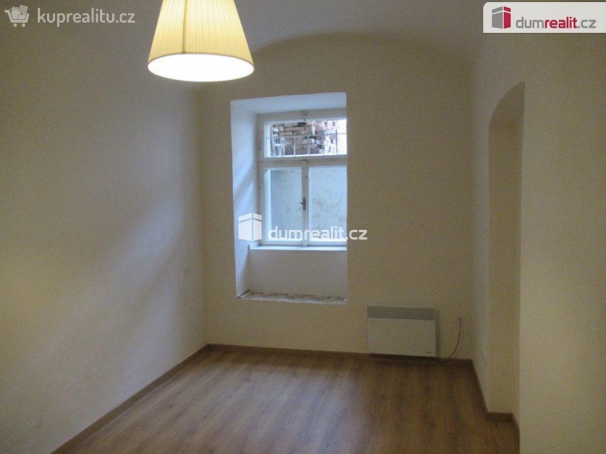 Pronájem bytu 1+1 29 m^2 Holečkova, Praha 5 