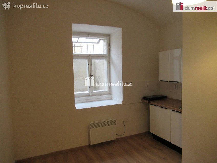Pronájem bytu 1+1 29 m^2 Holečkova, Praha 5 