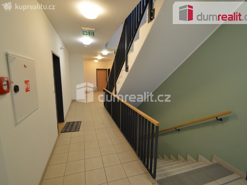 Pronájem bytu 1+kk 35 m^2 Modrého, Praha 9 