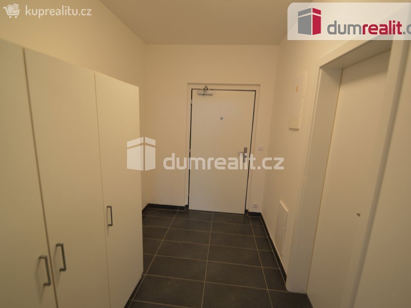 Pronájem bytu 1+kk 35 m^2 Modrého, Praha 9 