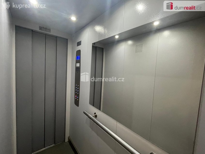 Pronájem bytu 3+1 63 m^2 náměstí Republiky, Opava 