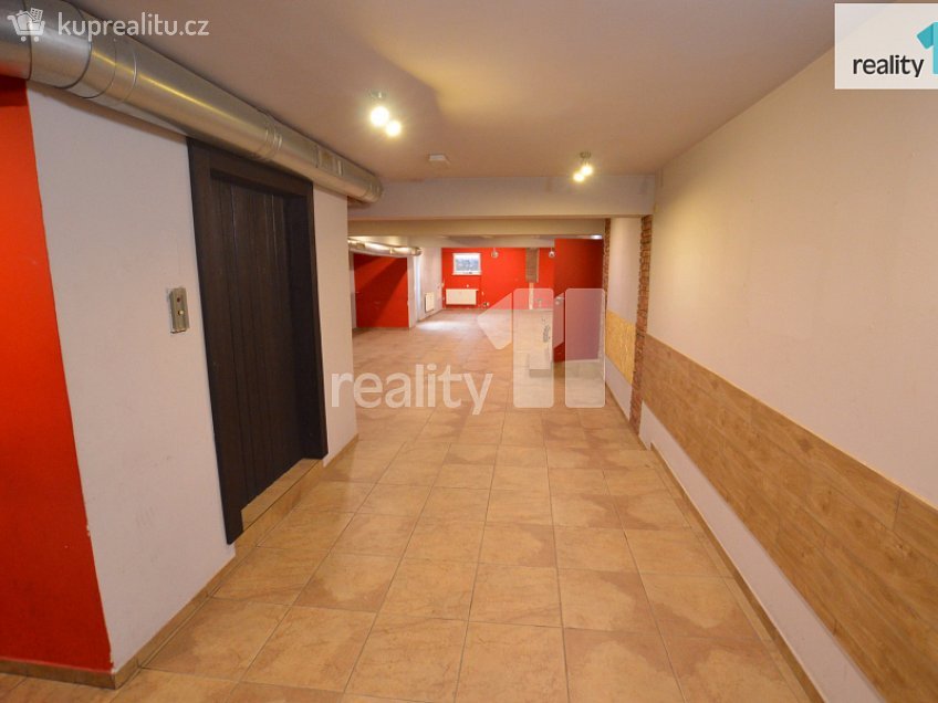 Pronájem  obchodních prostor 297 m^2 Husova, Humpolec 