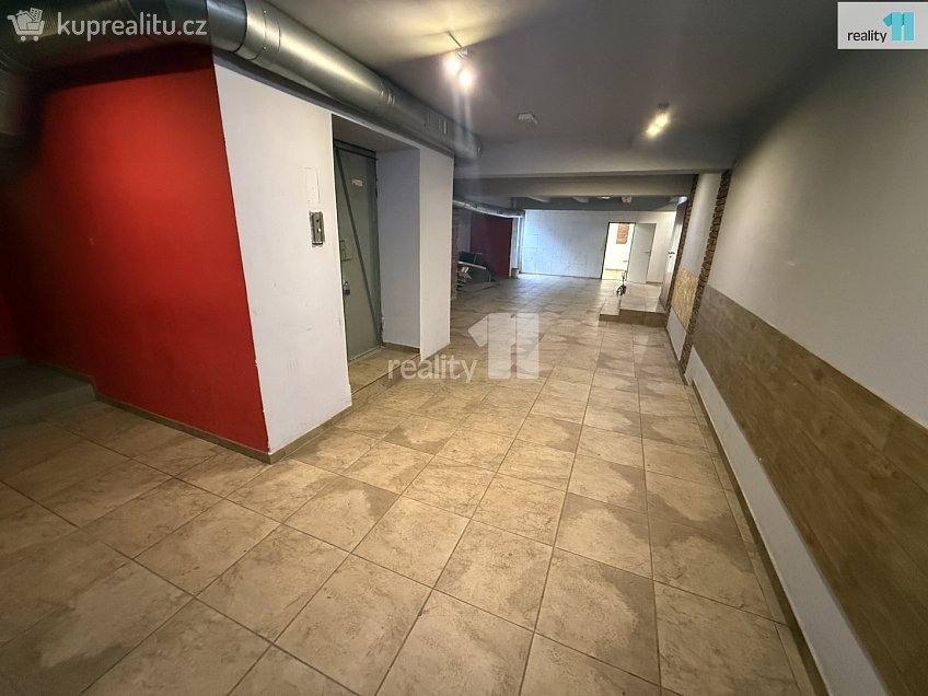 Pronájem  obchodních prostor 297 m^2 Husova, Humpolec 