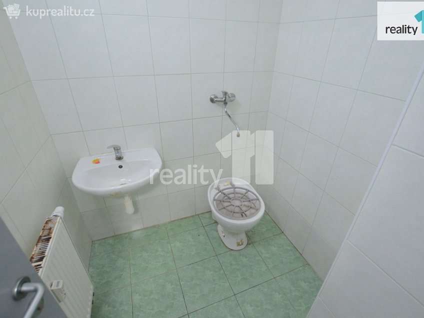 Pronájem  obchodních prostor 297 m^2 Husova, Humpolec 