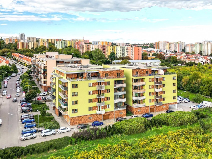 Prodej  garážového stání 16 m^2 U Leskavy, Brno 62500