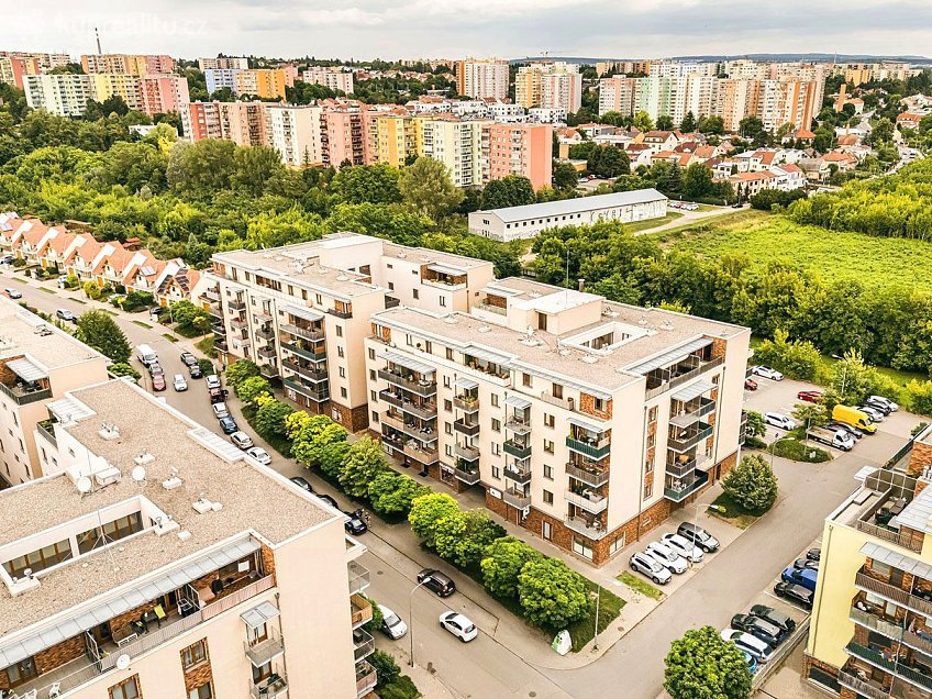 Prodej  garážového stání 16 m^2 U Leskavy, Brno 62500