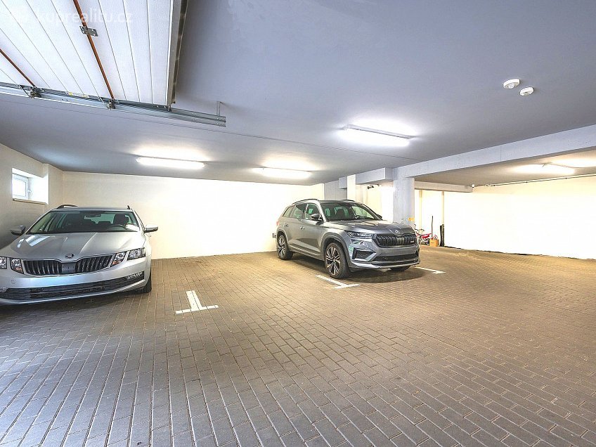 Prodej  garážového stání 16 m^2 U Leskavy, Brno 62500