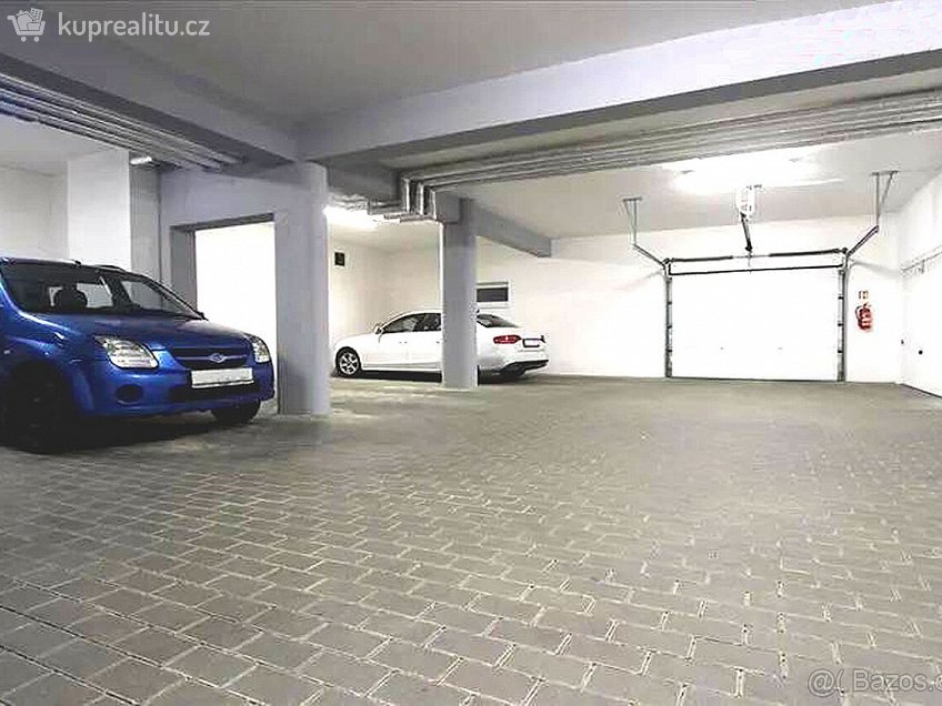 Prodej  garážového stání 16 m^2 U Leskavy, Brno 62500