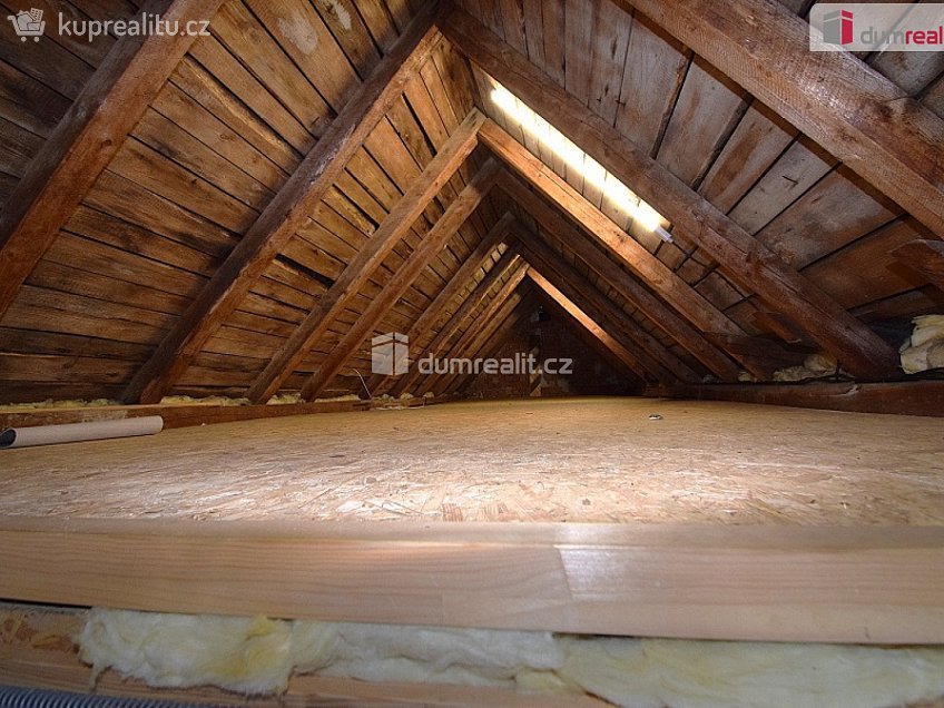 Pronájem  rodinného domu 150 m^2 Na Veselí, Jesenice 