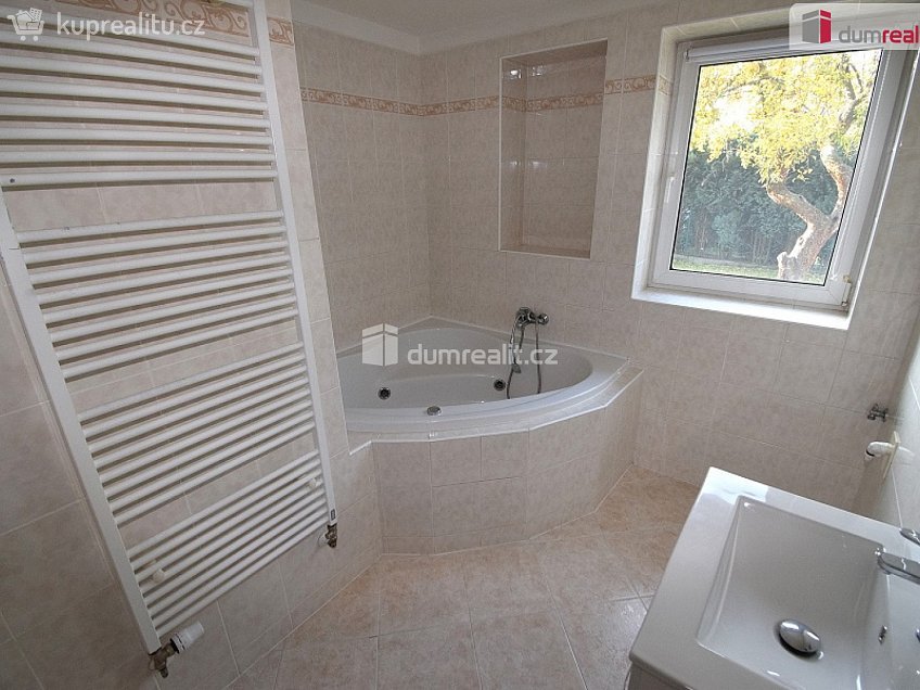 Pronájem  rodinného domu 150 m^2 Na Veselí, Jesenice 