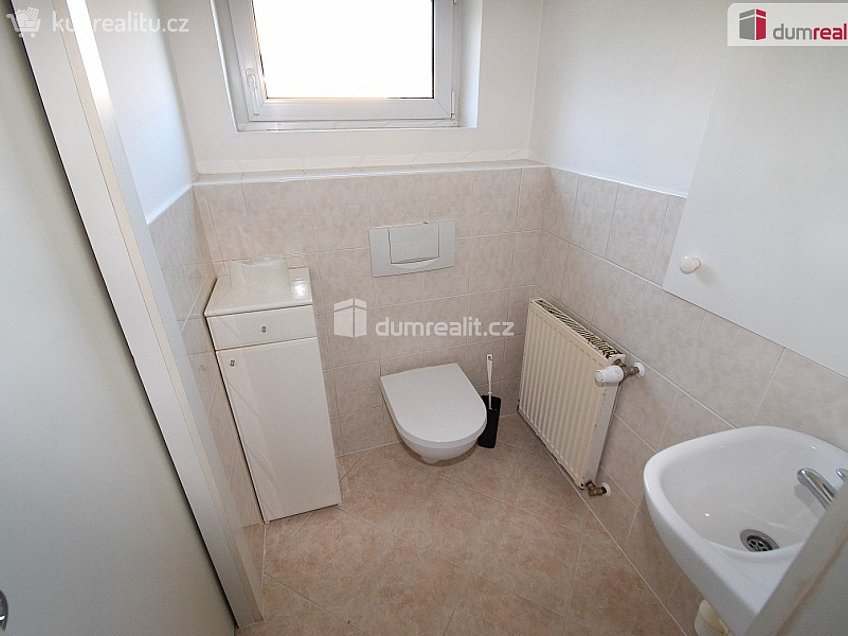 Pronájem  rodinného domu 150 m^2 Na Veselí, Jesenice 