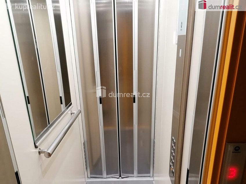 Pronájem bytu 1+kk 26 m^2 Kubelíkova, Mariánské Lázně 