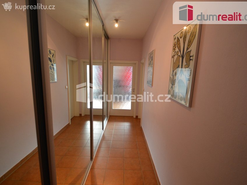 Pronájem bytu 1+kk 52 m^2 Na Hřebenkách, Praha 5 