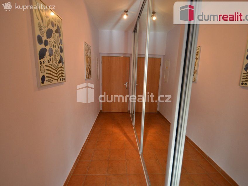 Pronájem bytu 1+kk 52 m^2 Na Hřebenkách, Praha 5 