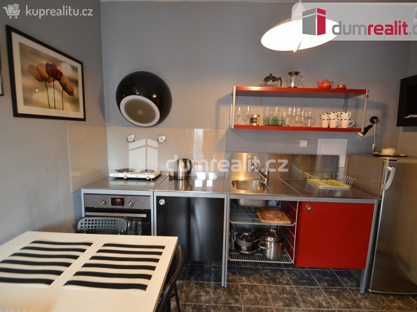 Pronájem bytu 1+kk 52 m^2 Na Hřebenkách, Praha 5 