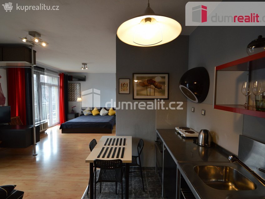 Pronájem bytu 1+kk 52 m^2 Na Hřebenkách, Praha 5 