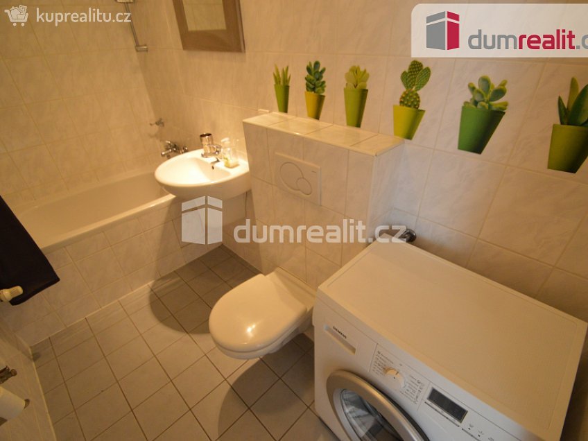 Pronájem bytu 1+kk 52 m^2 Na Hřebenkách, Praha 5 