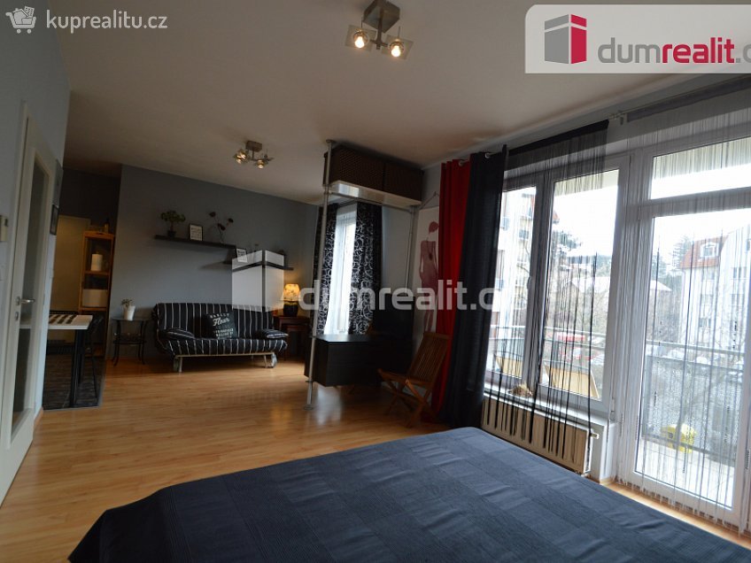 Pronájem bytu 1+kk 52 m^2 Na Hřebenkách, Praha 5 