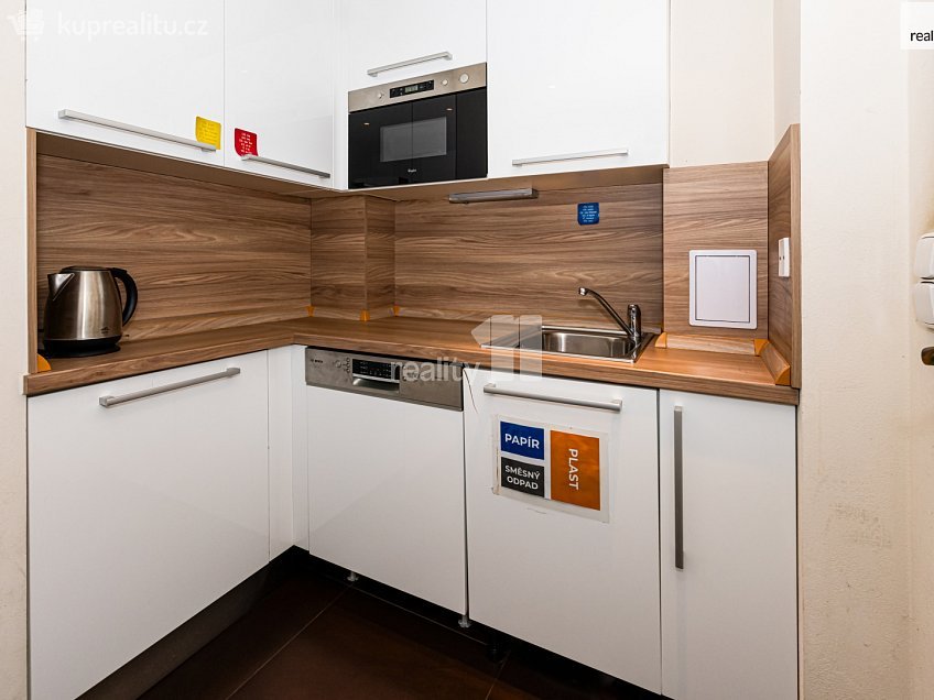 Pronájem  kanceláře 200 m^2 Na dolinách, Praha 4 