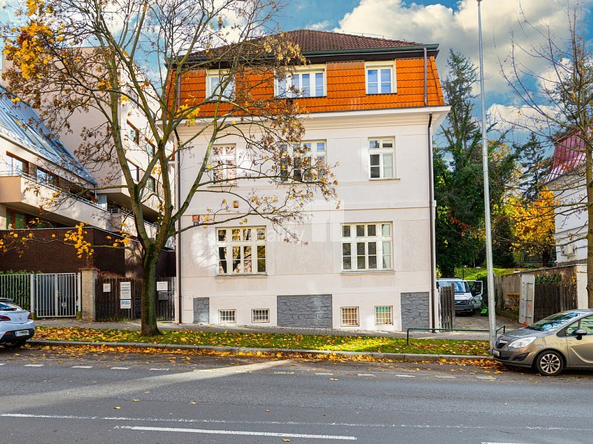 Pronájem  kanceláře 200 m^2 Na dolinách, Praha 4 