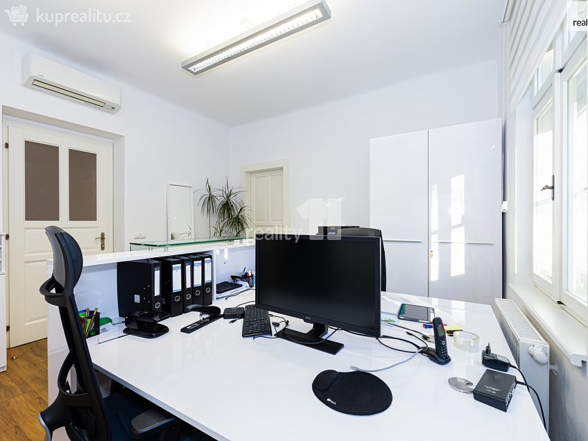 Pronájem  kanceláře 200 m^2 Na dolinách, Praha 4 